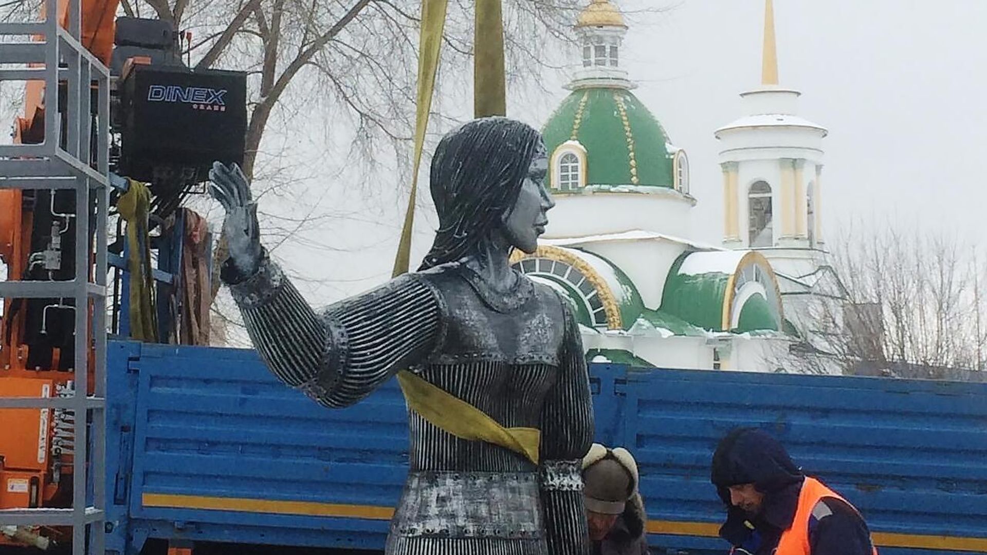 Демонтаж памятника Аленке в Нововоронеже - РИА Новости, 1920, 21.12.2020