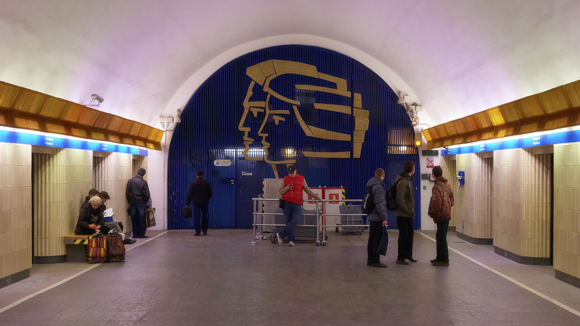 Пассажиры на станции метро Петроградская Пассажиры на станции метро Петроградская - РИА Новости, 1920, 28.10.2021