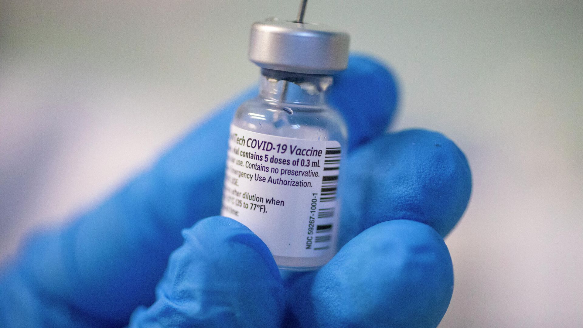 Флакон с вакциной от COVID-19 компаний Pfizer и BioNTech Флакон с вакциной от COVID-19 компаний Pfizer и BioNTech - РИА Новости, 1920, 22.07.2021