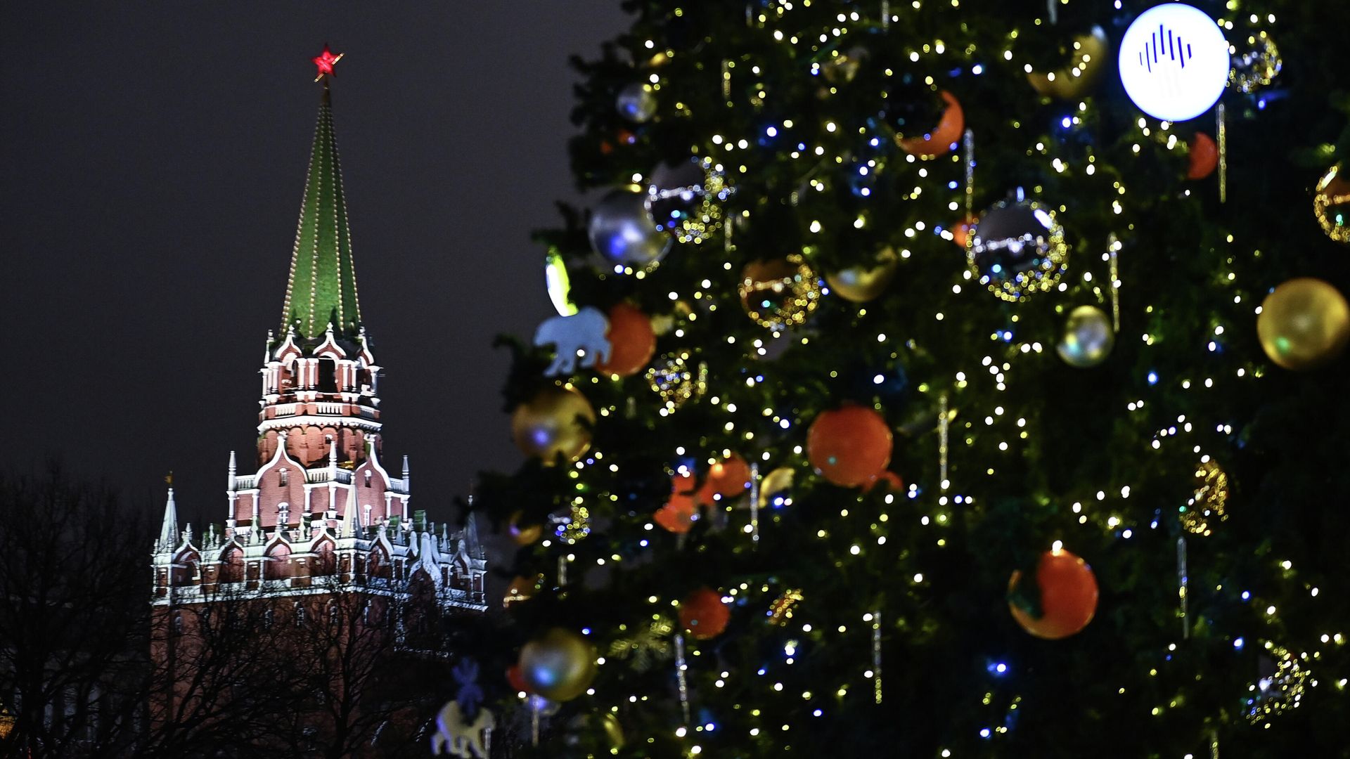 Троицкая башня Московского Кремля и новогодняя елка на Манежной площади  - РИА Новости, 1920, 05.01.2021