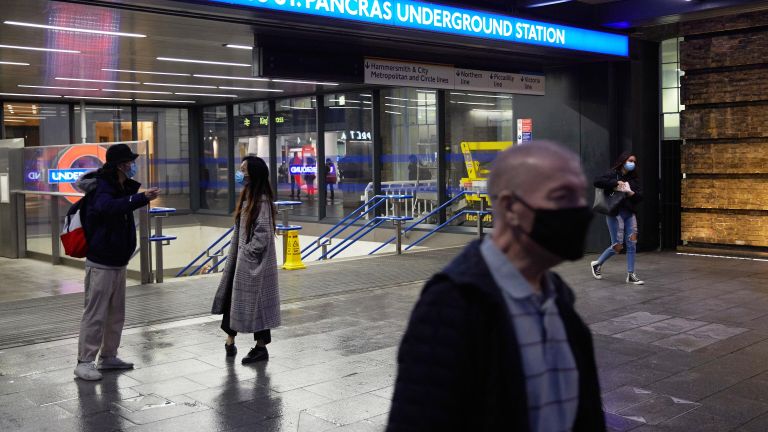 Прохожие у входа в метро возле лондонского вокзала Кингс-Кросс в Лондоне Прохожие у входа в метро возле лондонского вокзала Кингс-Кросс в Лондоне