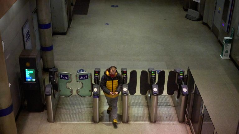 Молодой человек на входе в лондонское метро Молодой человек на входе в лондонское метро