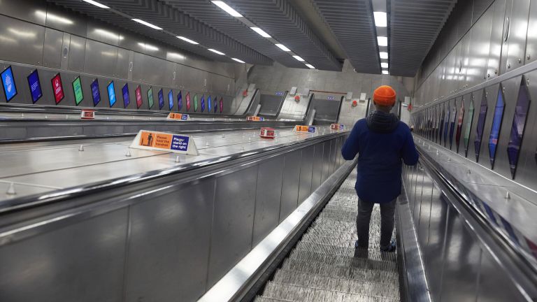 Молодой человек на эскалаторе лондонского метро Молодой человек на эскалаторе лондонского метро