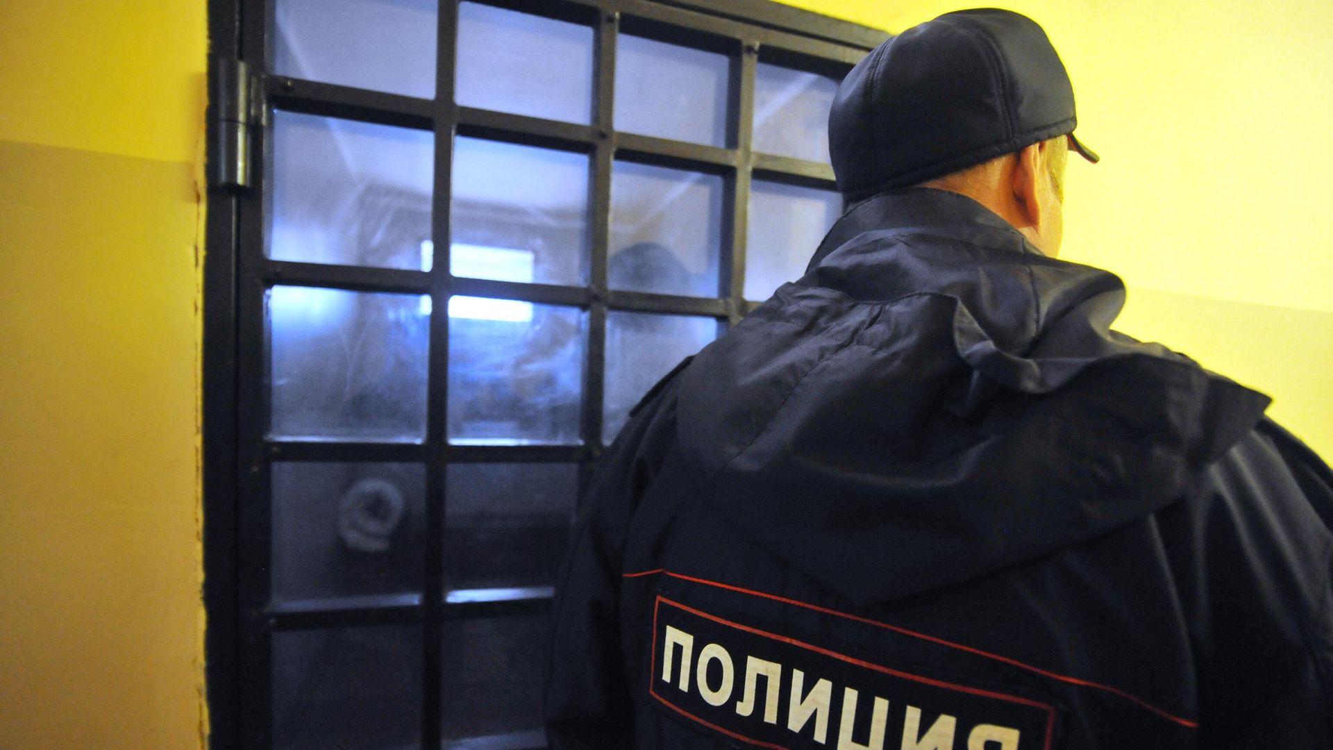 Сотрудник полиции возле изолятора временного содержания Сотрудник полиции возле изолятора временного содержания - РИА Новости, 1920, 18.10.2023