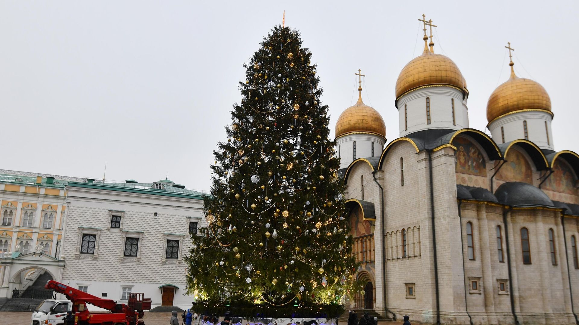 Украшение новогодней елки на Соборной площади Московского Кремля Украшение новогодней елки на Соборной площади Московского Кремля - РИА Новости, 1920, 29.12.2020