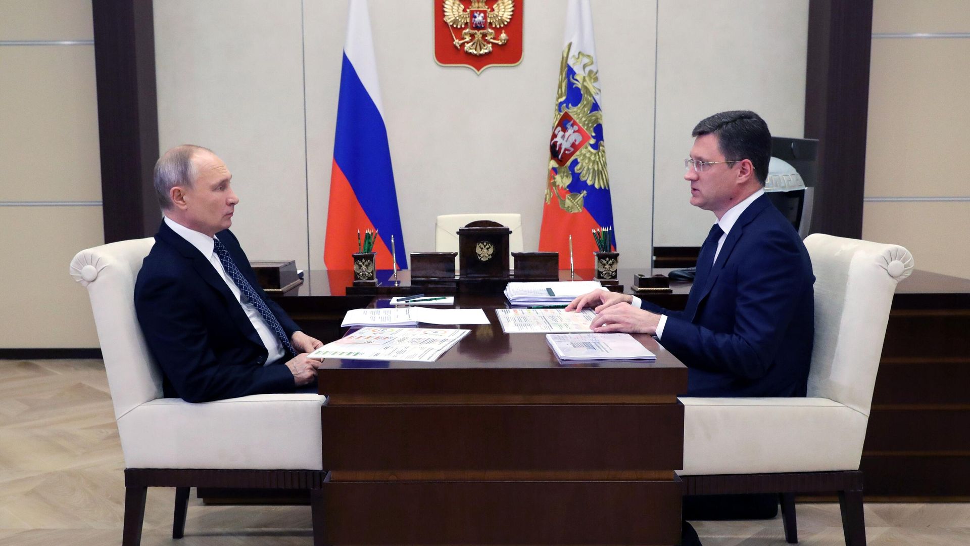 Президент РФ Владимир Путин и заместитель председателя правительства РФ Александр Новак во время встречи Президент РФ Владимир Путин и заместитель председателя правительства РФ Александр Новак во время встречи - РИА Новости, 1920, 22.12.2020