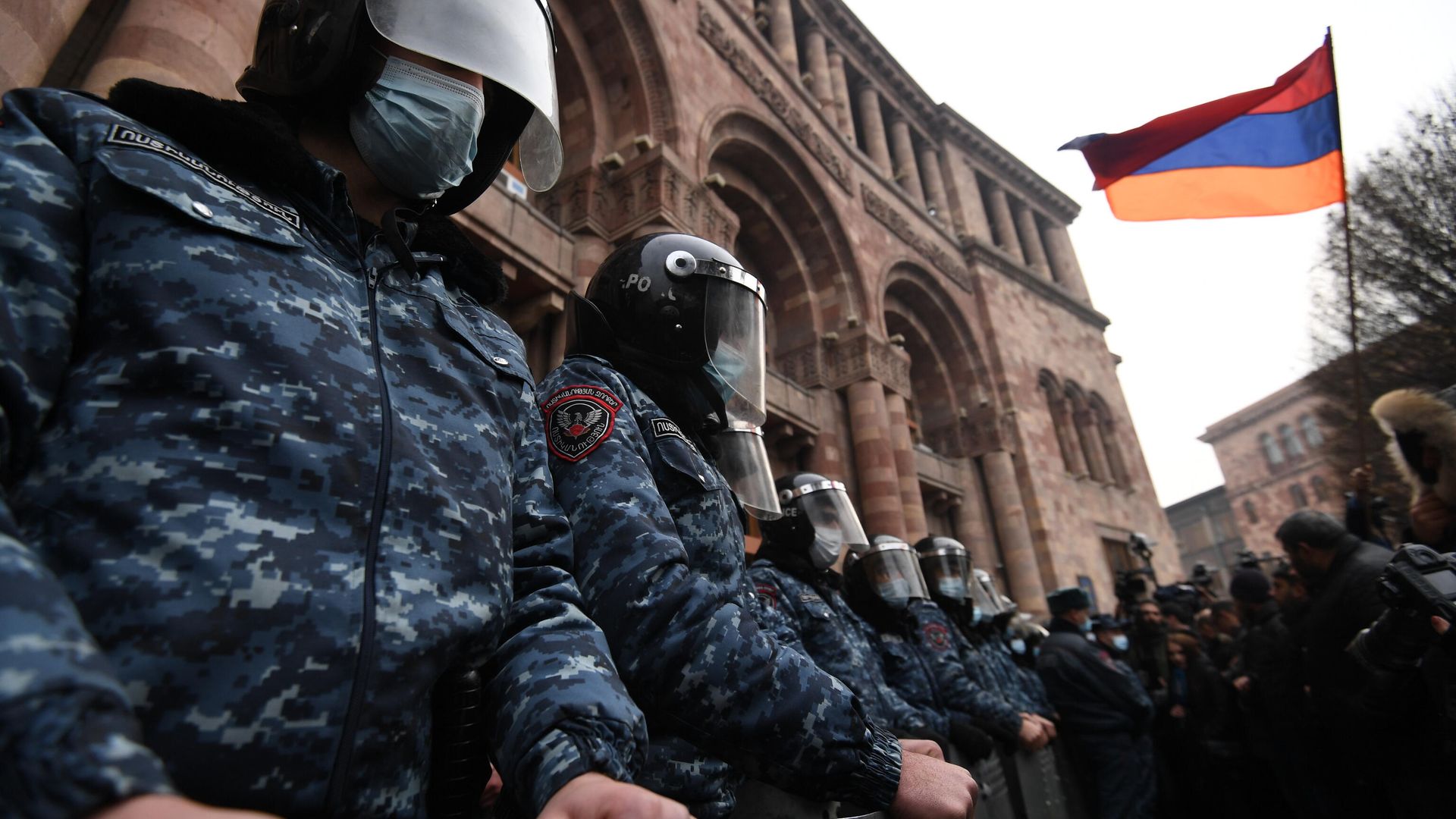 Сотрудники полиции стоят в оцеплении перед зданием правительства Армении во время митинга оппозиции на площади Республики в Ереване Сотрудники полиции стоят в оцеплении перед зданием правительства Армении во время митинга оппозиции на площади Республики в Ереване - РИА Новости, 1920, 03.02.2021