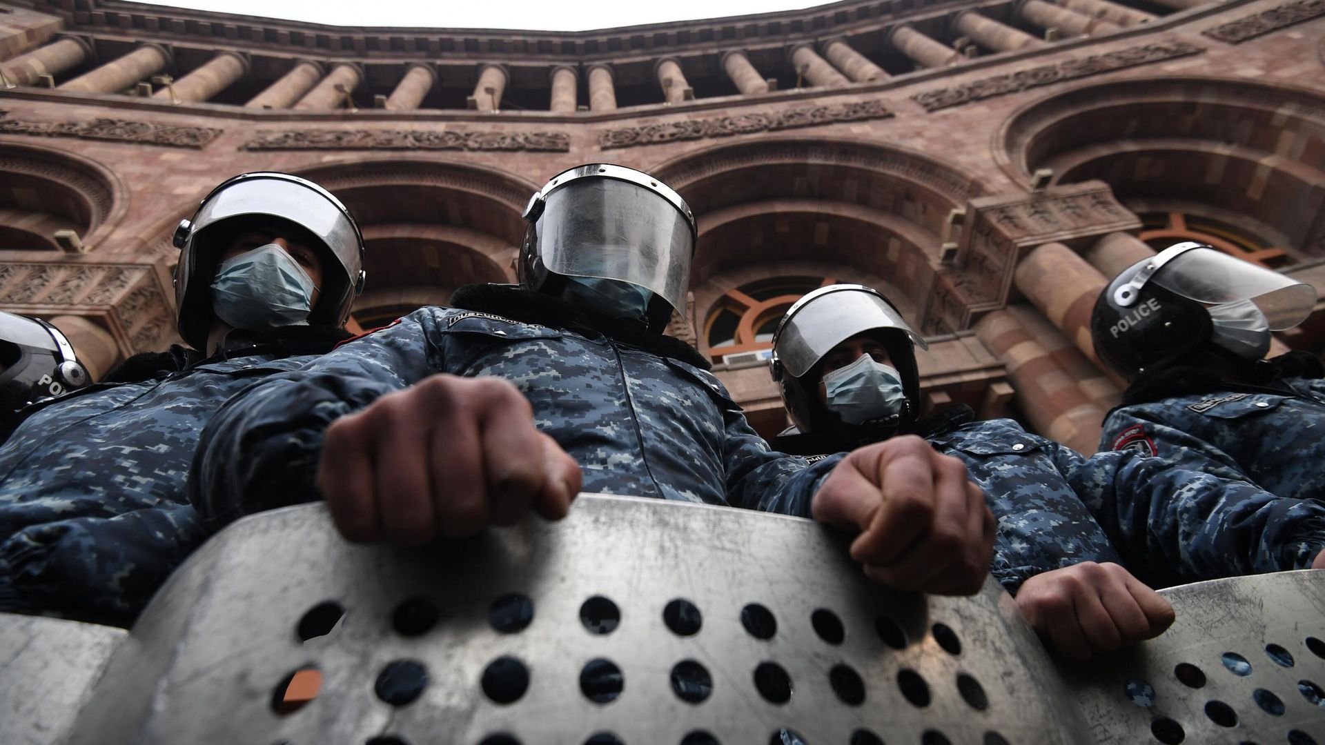 Сотрудники полиции стоят в оцеплении перед зданием правительства Армении во время митинга оппозиции на площади Республики в Ереване Сотрудники полиции стоят в оцеплении перед зданием правительства Армении во время митинга оппозиции на площади Республики в Ереване - РИА Новости, 1920, 28.12.2020