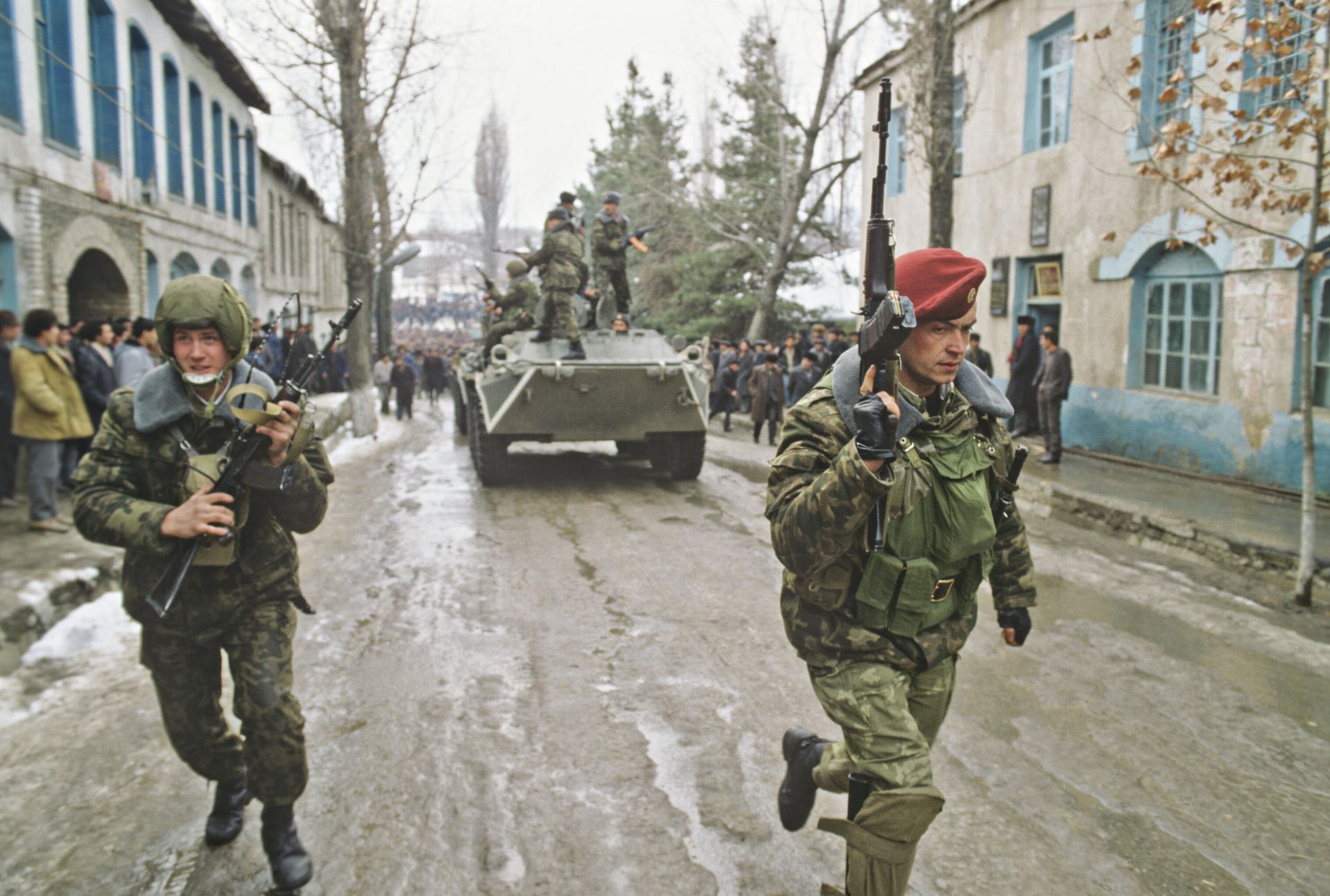 Военнослужащие Министерства обороны СССР на улицах города Физули во время введения чрезвычайного положения на территории Нагорно-Карабахской автономной области - РИА Новости, 1920, 22.12.2020