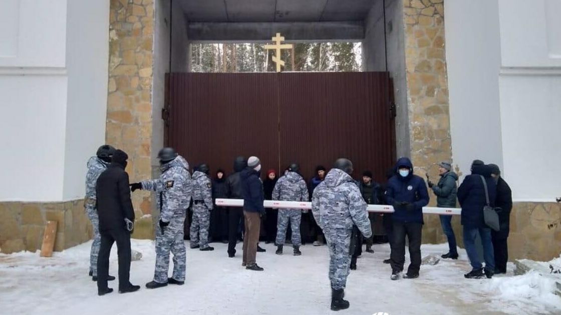 Судебные приставы у входа в Среднеуральский женский монастырь. 22 декабря 2020 Судебные приставы у входа в Среднеуральский женский монастырь. 22 декабря 2020 - РИА Новости, 1920, 22.12.2020