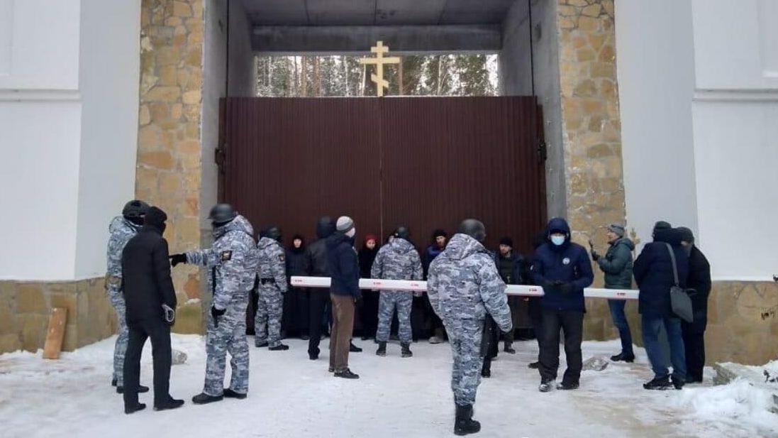 Судебные приставы у входа в Среднеуральский монастырь Судебные приставы у входа в Среднеуральский монастырь - РИА Новости, 1920, 01.04.2021