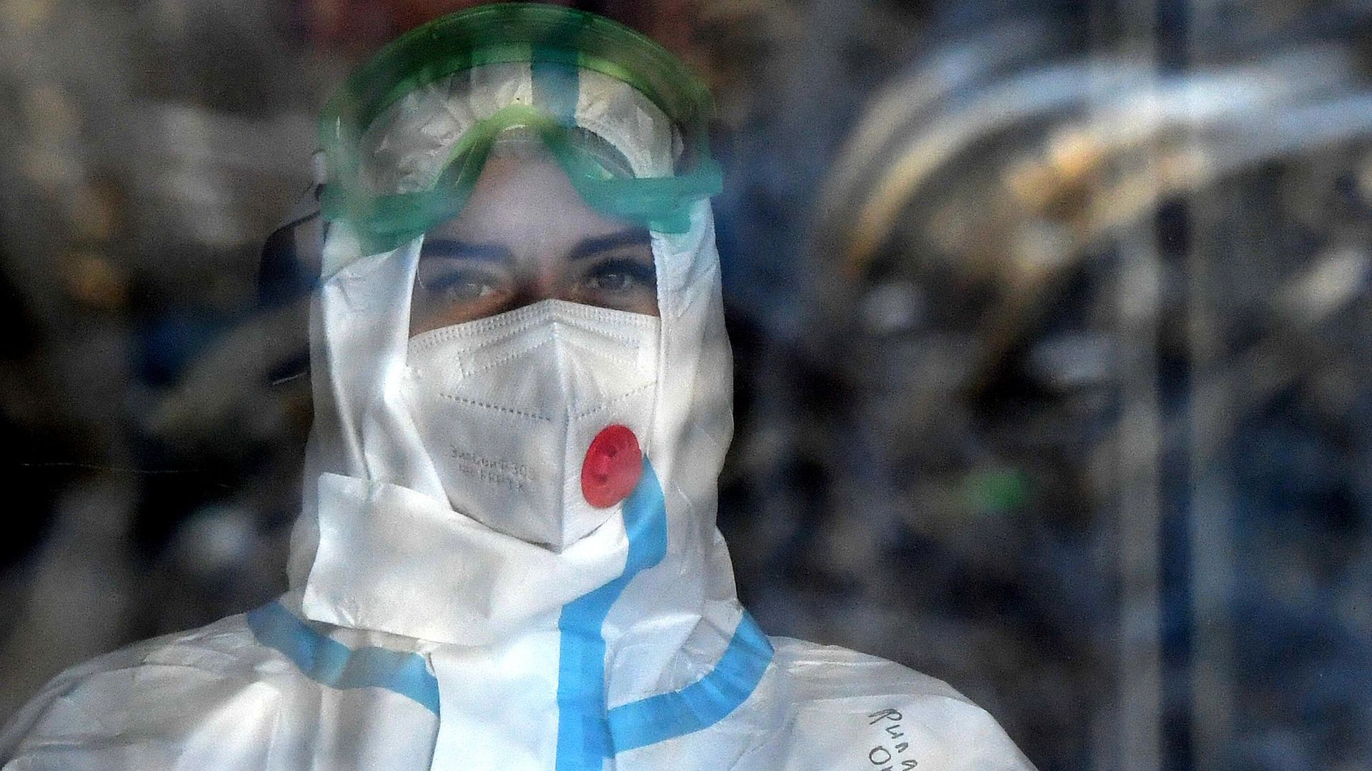 Сотрудница коронавирусного госпиталя, расположенного в Красноярской межрайонной клинической больнице скорой медицинской помощи имени Н. С. Карповича Сотрудница коронавирусного госпиталя, расположенного в Красноярской межрайонной клинической больнице скорой медицинской помощи имени Н. С. Карповича - РИА Новости, 1920, 24.12.2020