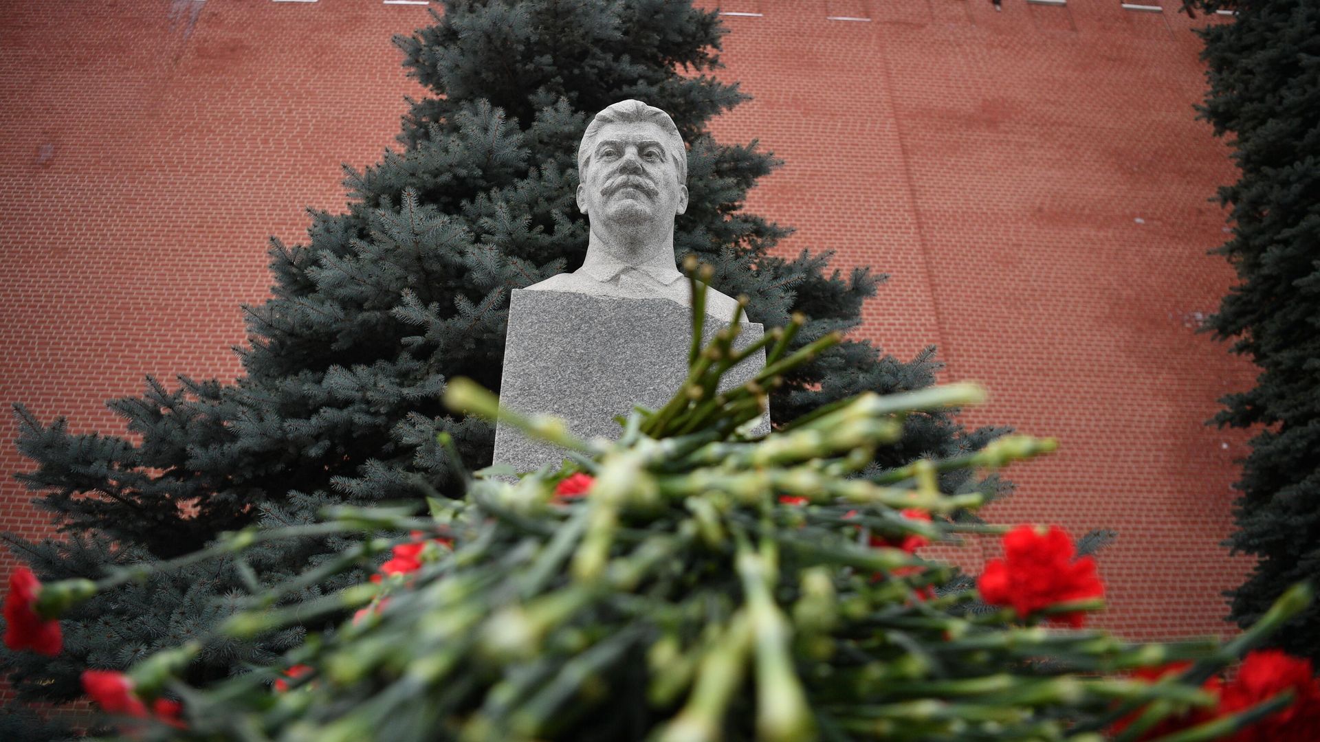 Цветы у мемориального захоронения И. В. Сталина у Кремлевской стены на Красной площади Цветы у мемориального захоронения И. В. Сталина у Кремлевской стены на Красной площади - РИА Новости, 1920, 19.11.2021