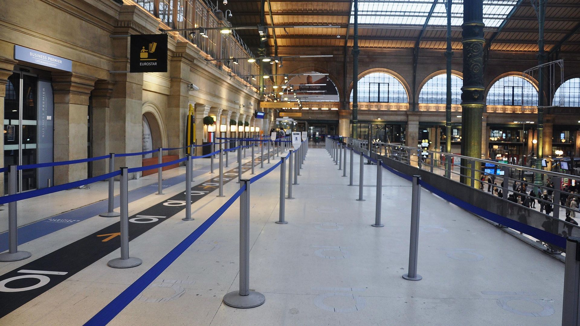 Пустая галерея перед закрытым офисом по продаже билетов компании Eurostar на Северном вокзале в Париже Пустая галерея перед закрытым офисом по продаже билетов компании Eurostar на Северном вокзале в Париже - РИА Новости, 1920, 24.12.2020