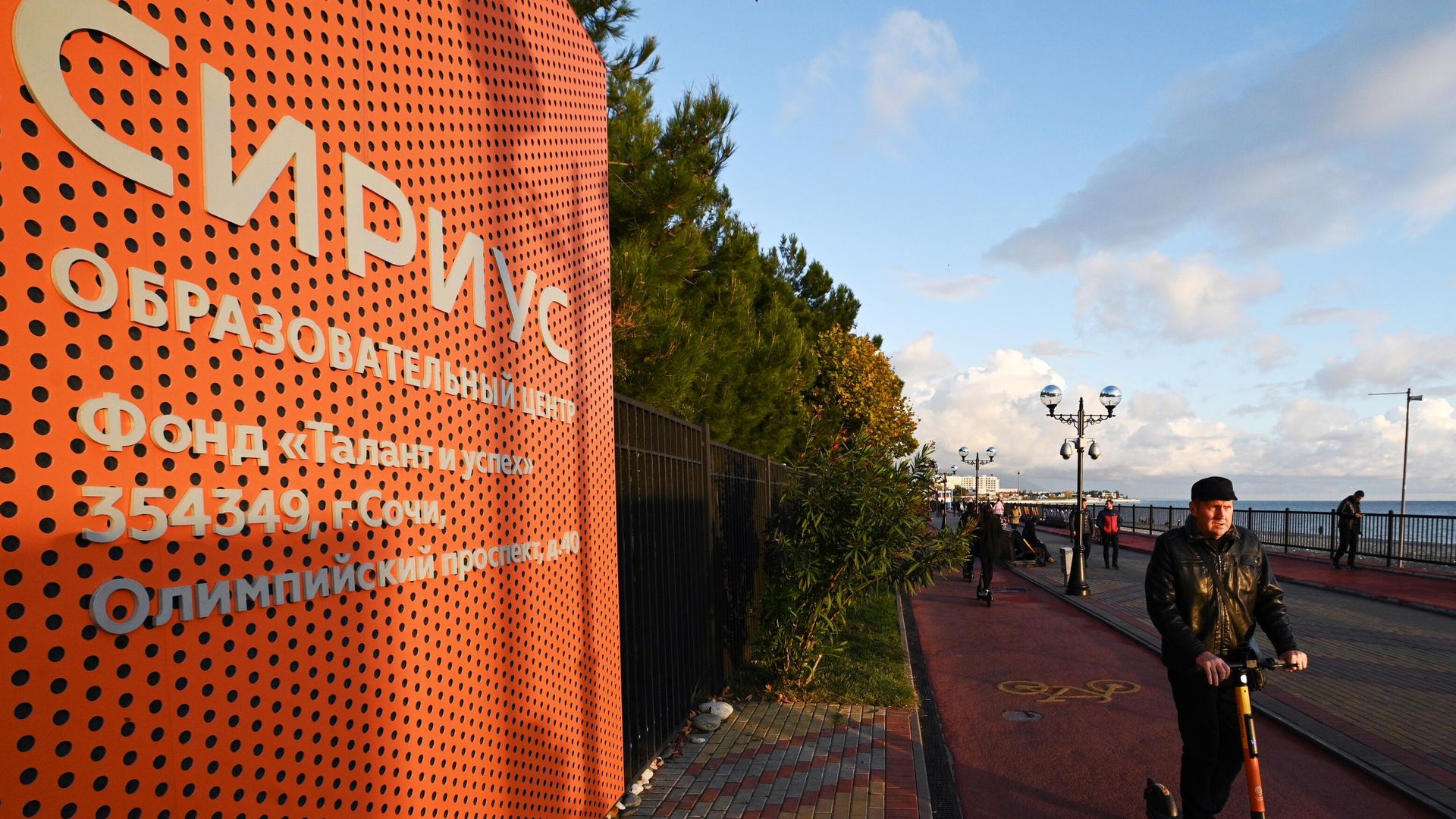 Мужчина едет на электроскутере неподалеку от входа в образовательный центр Сириус в Сочи Мужчина едет на электроскутере неподалеку от входа в образовательный центр Сириус в Сочи - РИА Новости, 1920, 15.08.2022