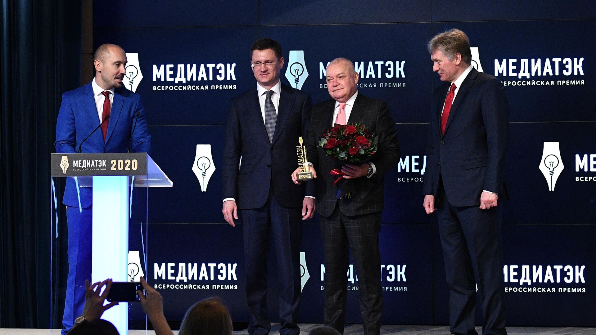 Заместитель руководителя администрации президента, пресс-секретарь президента РФ Дмитрий Песков, генеральный директор МИА Россия сегодня Дмитрий Киселев и заместитель председателя правительства РФ Александр Новак на церемонии награждения победителей VI Всероссийского конкурса МедиаТЭК Заместитель руководителя администрации президента, пресс-секретарь президента РФ Дмитрий Песков, генеральный директор МИА Россия сегодня Дмитрий Киселев и заместитель председателя правительства РФ Александр Новак на церемонии награждения победителей VI Всероссийского конкурса МедиаТЭК - РИА Новости, 1920, 23.12.2020