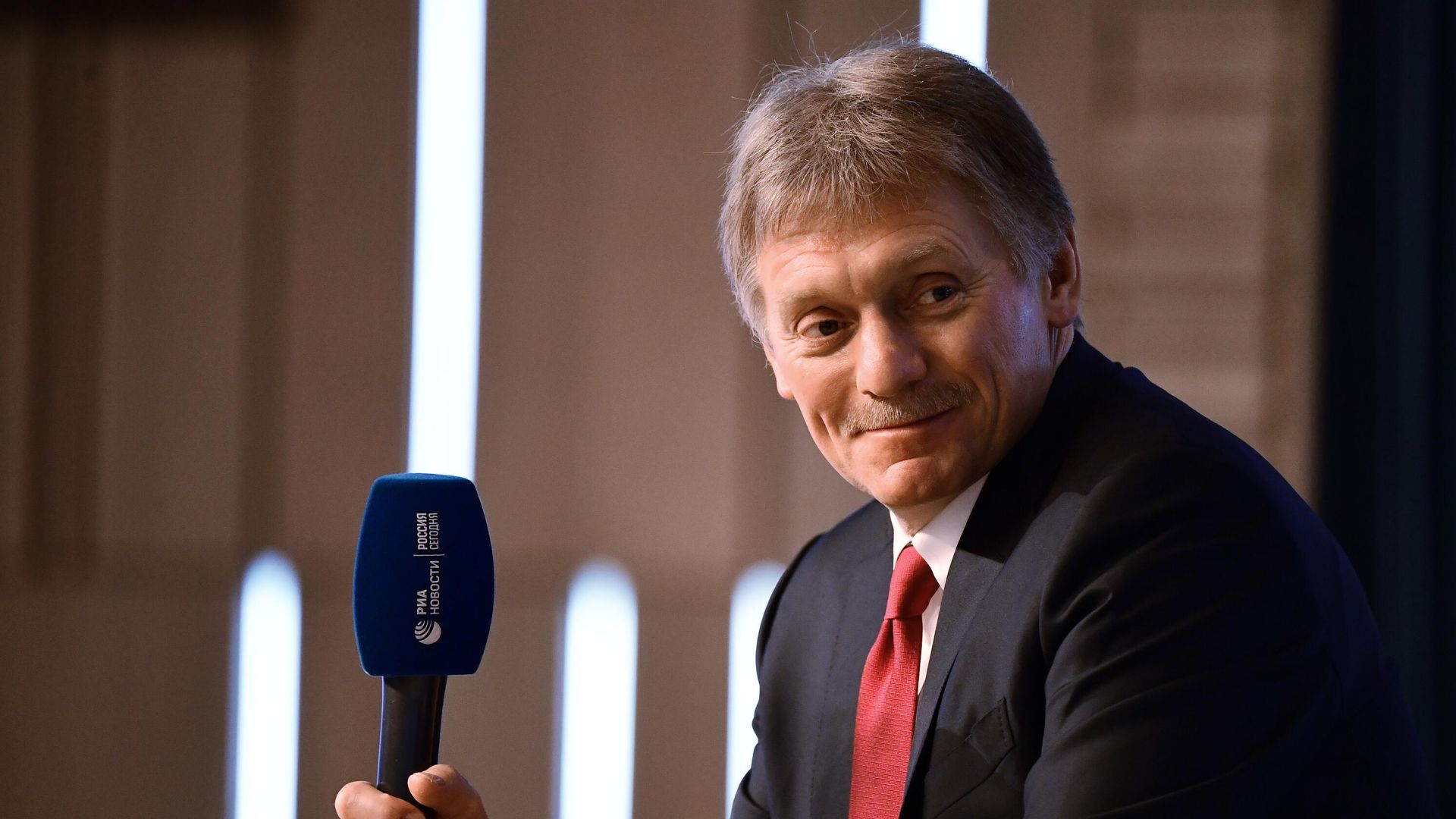 Заместитель руководителя администрации президента, пресс-секретарь президента РФ Дмитрий Песков на церемонии награждения победителей VI Всероссийского конкурса МедиаТЭК Заместитель руководителя администрации президента, пресс-секретарь президента РФ Дмитрий Песков на церемонии награждения победителей VI Всероссийского конкурса МедиаТЭК - РИА Новости, 1920, 10.08.2021