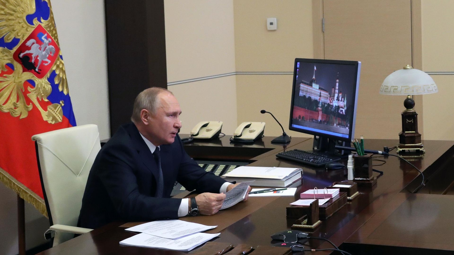 Президент России Владимир Путин проводит в режиме видеоконференции совместное заседание Государственного совета и Совета при президенте РФ по стратегическому развитию и национальным проектам Президент России Владимир Путин проводит в режиме видеоконференции совместное заседание Государственного совета и Совета при президенте РФ по стратегическому развитию и национальным проектам - РИА Новости, 1920, 23.12.2020