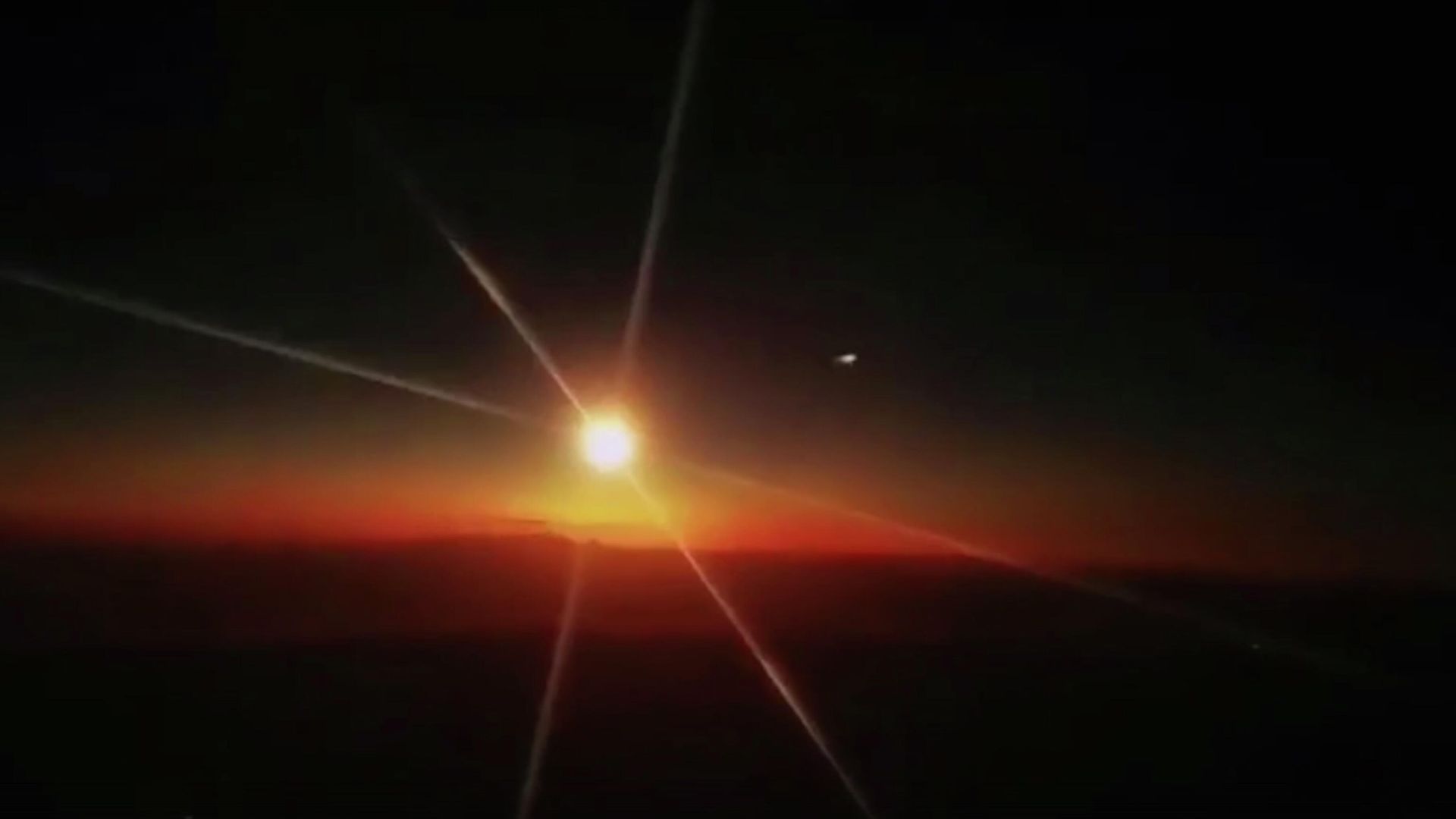 Падение метеорита в Китае 23 декабря 2020. Кадр видео очевидцев Падение метеорита в Китае 23 декабря 2020. Кадр видео очевидцев - РИА Новости, 1920, 11.11.2024