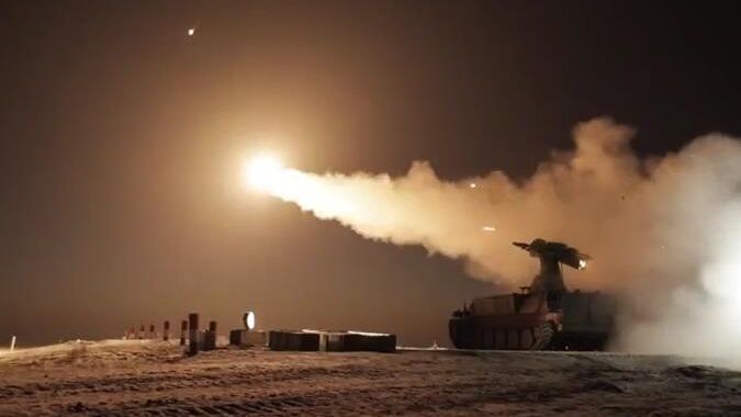 Запуск зенитной управляемой ракеты 9М333 для зенитного ракетного комплекса Стрела-10М - РИА Новости, 1920, 02.09.2023
