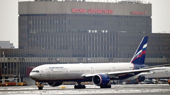Самолет авиакомпании Аэрофлот на взлетной полосе международного аэропорта Шереметьево