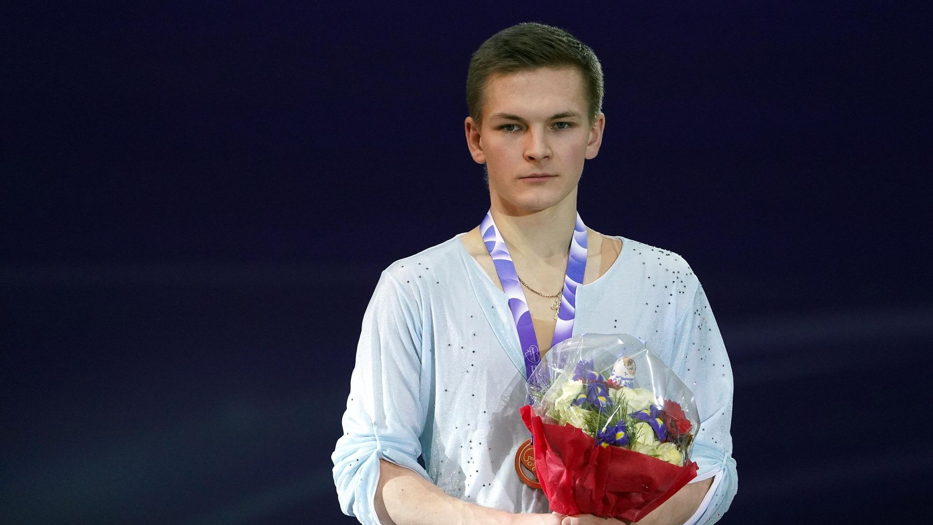 Михаил Коляда (Россия), завоевавший золотую медаль в мужском одиночном катании на V этапе Гран-при по фигурному катанию, на церемонии награждения. - РИА Новости, 1920, 23.03.2021