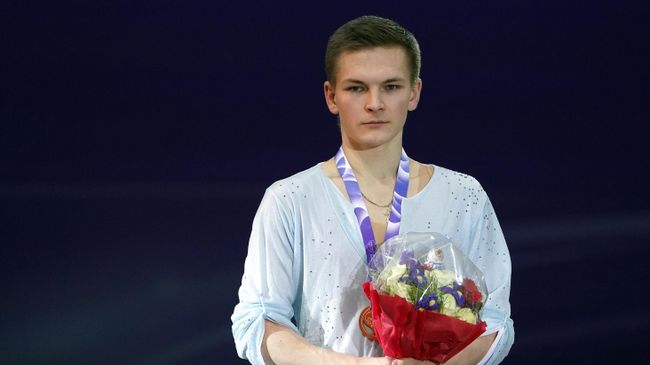Михаил Коляда (Россия), завоевавший золотую медаль в мужском одиночном катании на V этапе Гран-при по фигурному катанию, на церемонии награждения.