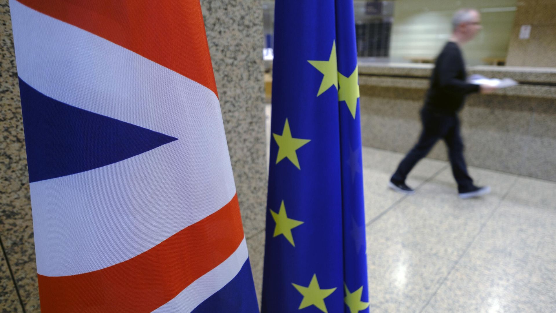 Флаги Великобритании и Евросоюза в здании Европарламента в Брюсселе Флаги Великобритании и Евросоюза в здании Европарламента в Брюсселе - РИА Новости, 1920, 28.12.2020