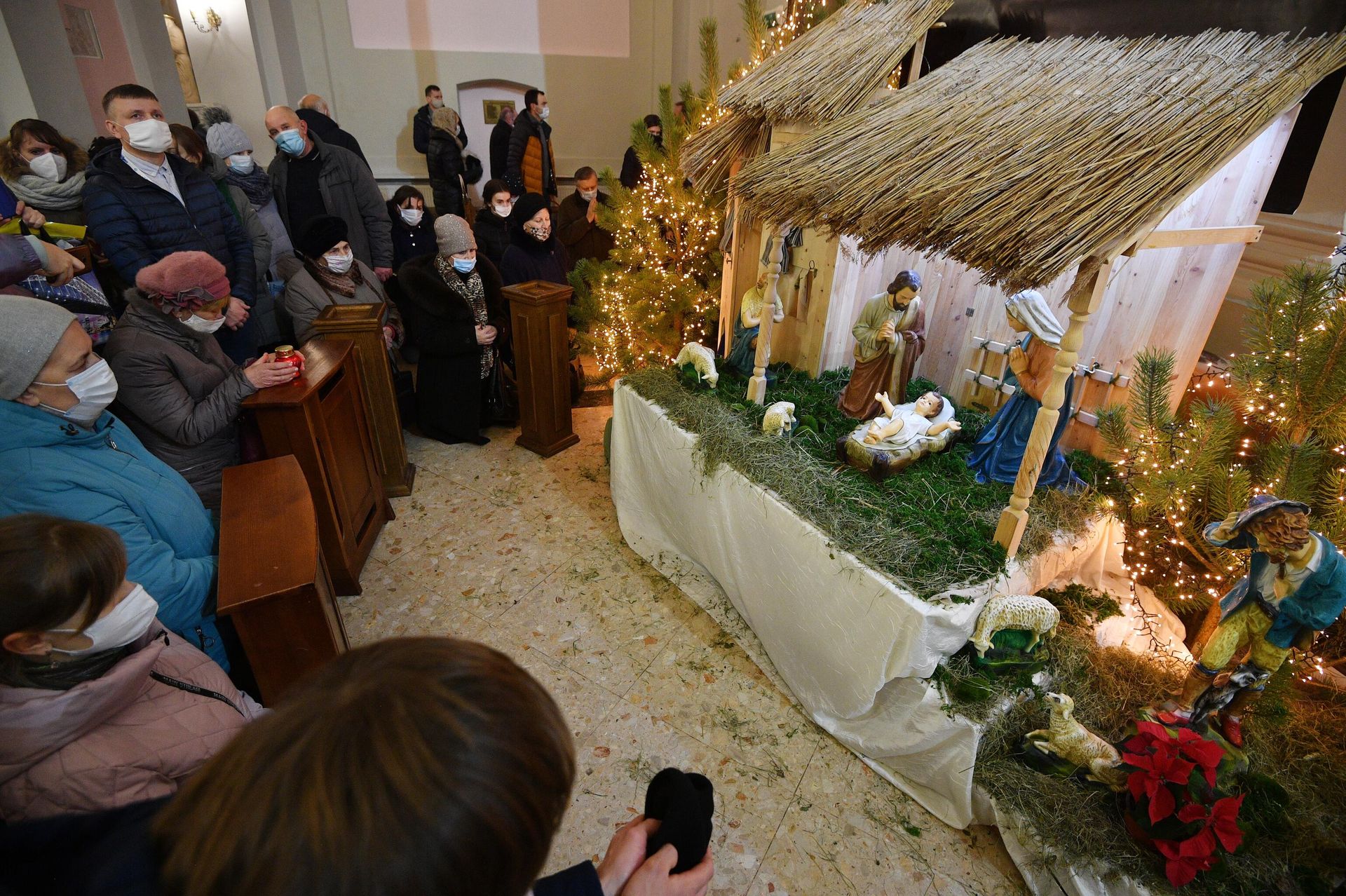 Верующие во время торжественной Рождественской мессы в архикафедральном соборе Имени Пресвятой Девы Марии в Минске - РИА Новости, 1920, 28.11.2025