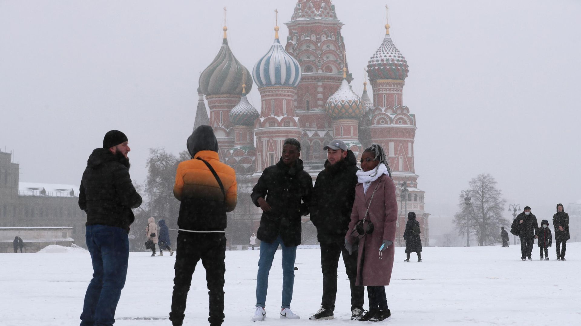 Иностранные туристы на Красной площади в Москве Иностранные туристы на Красной площади в Москве - РИА Новости, 1920, 22.01.2026