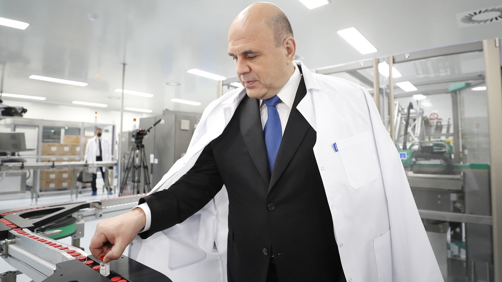 Председатель правительства РФ Михаил Мишустин во время посещения научно-производственного центра компании Биокад Председатель правительства РФ Михаил Мишустин во время посещения научно-производственного центра компании Биокад - РИА Новости, 1920, 29.12.2020