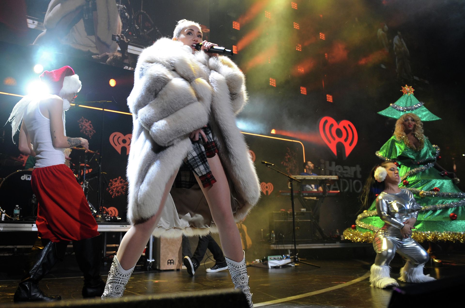 Майли Сайрус выступает на сцене во время фестиваля Y100 Jingle Ball Майли Сайрус выступает на сцене во время фестиваля Y100 Jingle Ball - РИА Новости, 1920, 25.12.2020