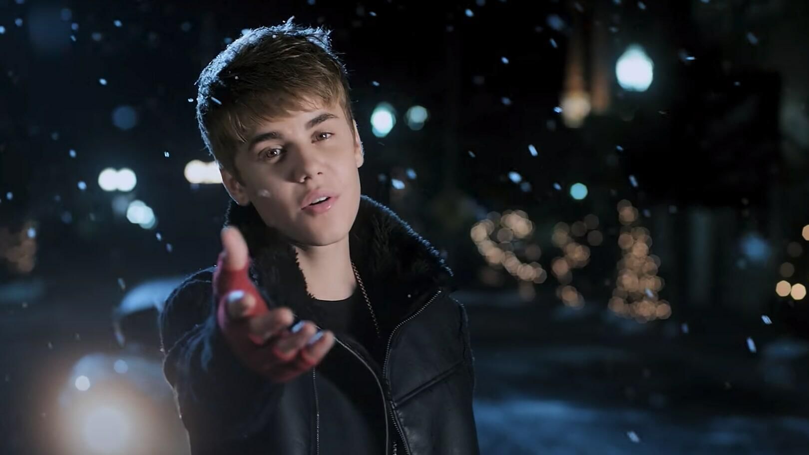 Кадр из клипа на песню Джастина Бибера Mistletoe Кадр из клипа на песню Джастина Бибера Mistletoe - РИА Новости, 1920, 20.10.2021