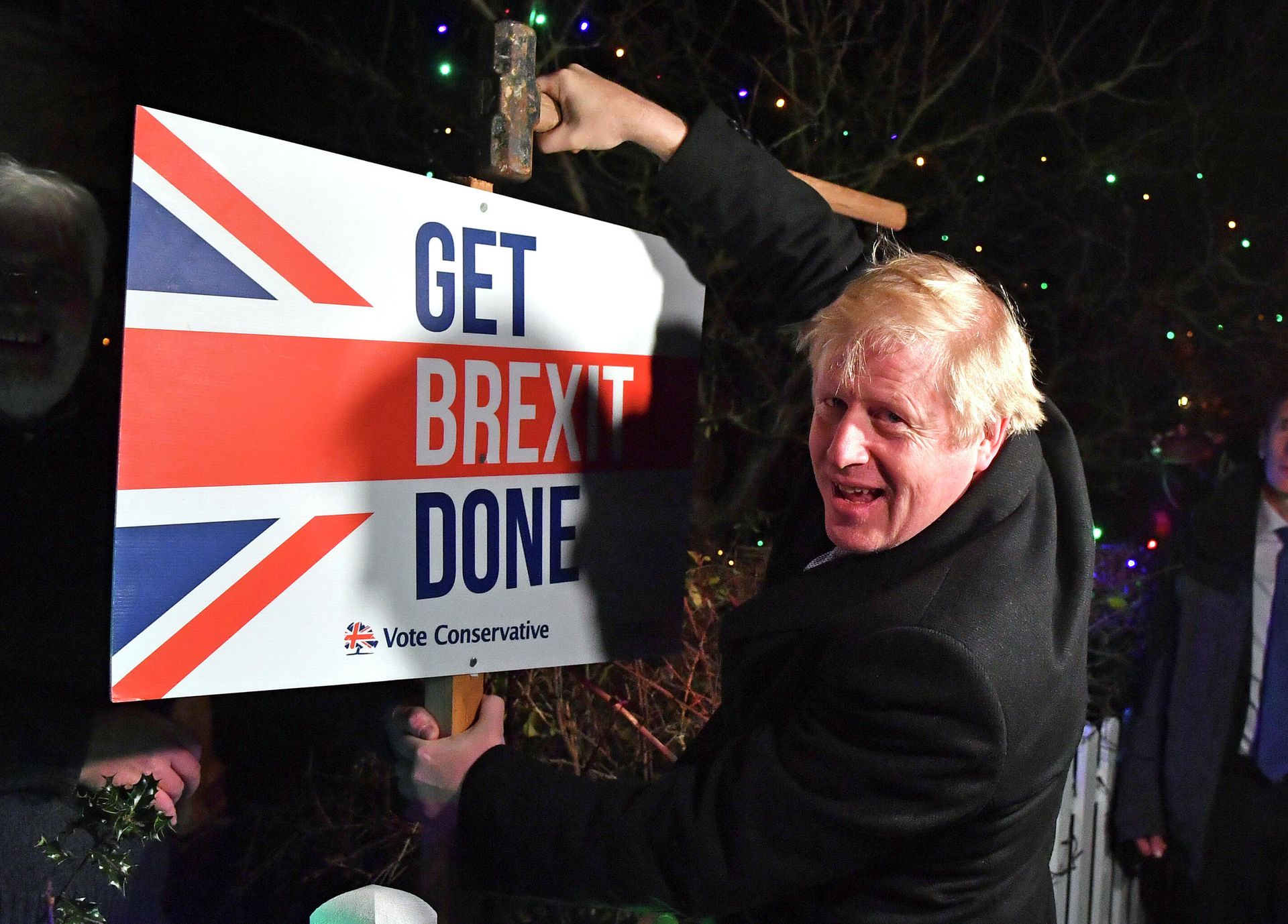 Премьер-министр Великобритании Борис Джонсон с табличкой Get Brexit Done Премьер-министр Великобритании Борис Джонсон с табличкой Get Brexit Done - РИА Новости, 1920, 31.10.2023