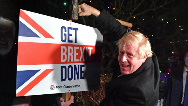 Премьер-министр Великобритании Борис Джонсон с табличкой Get Brexit Done Премьер-министр Великобритании Борис Джонсон с табличкой Get Brexit Done