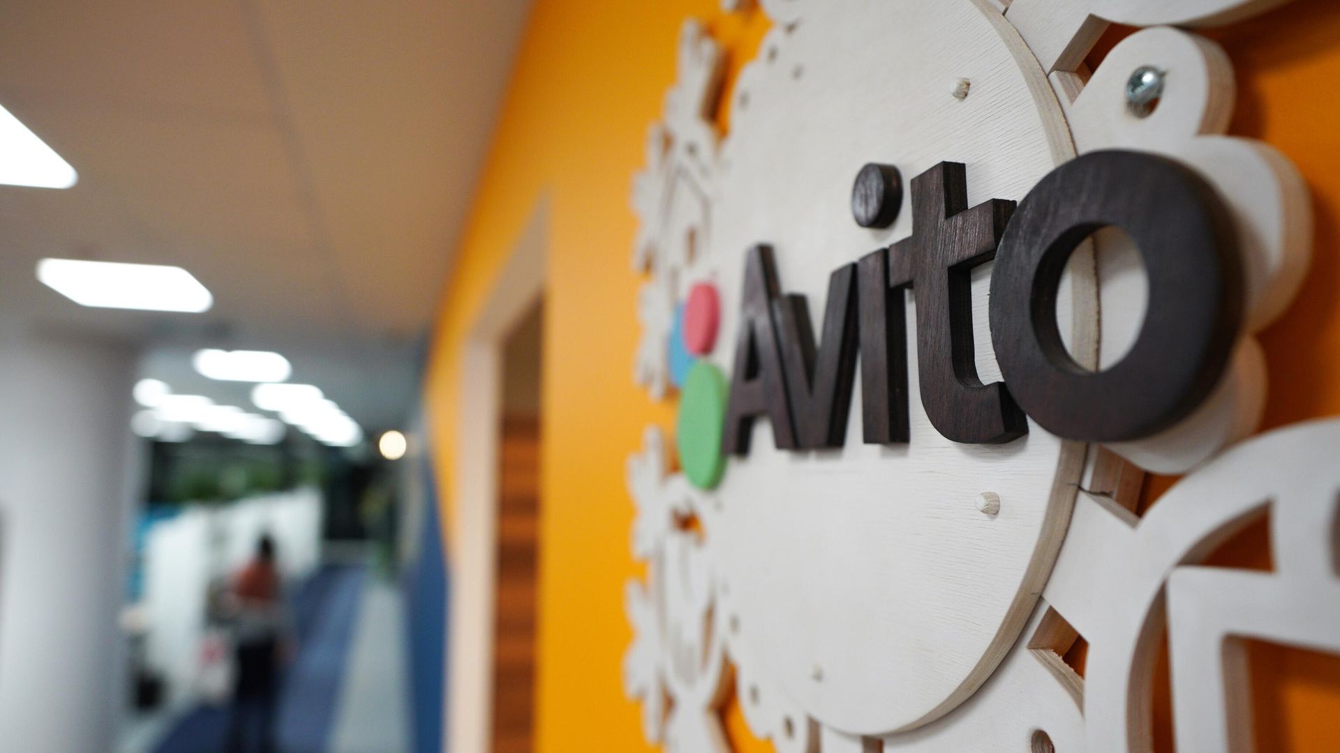 Логотип в офисе компании Avito в Москве Логотип в офисе компании Avito в Москве - РИА Новости, 1920, 25.03.2022