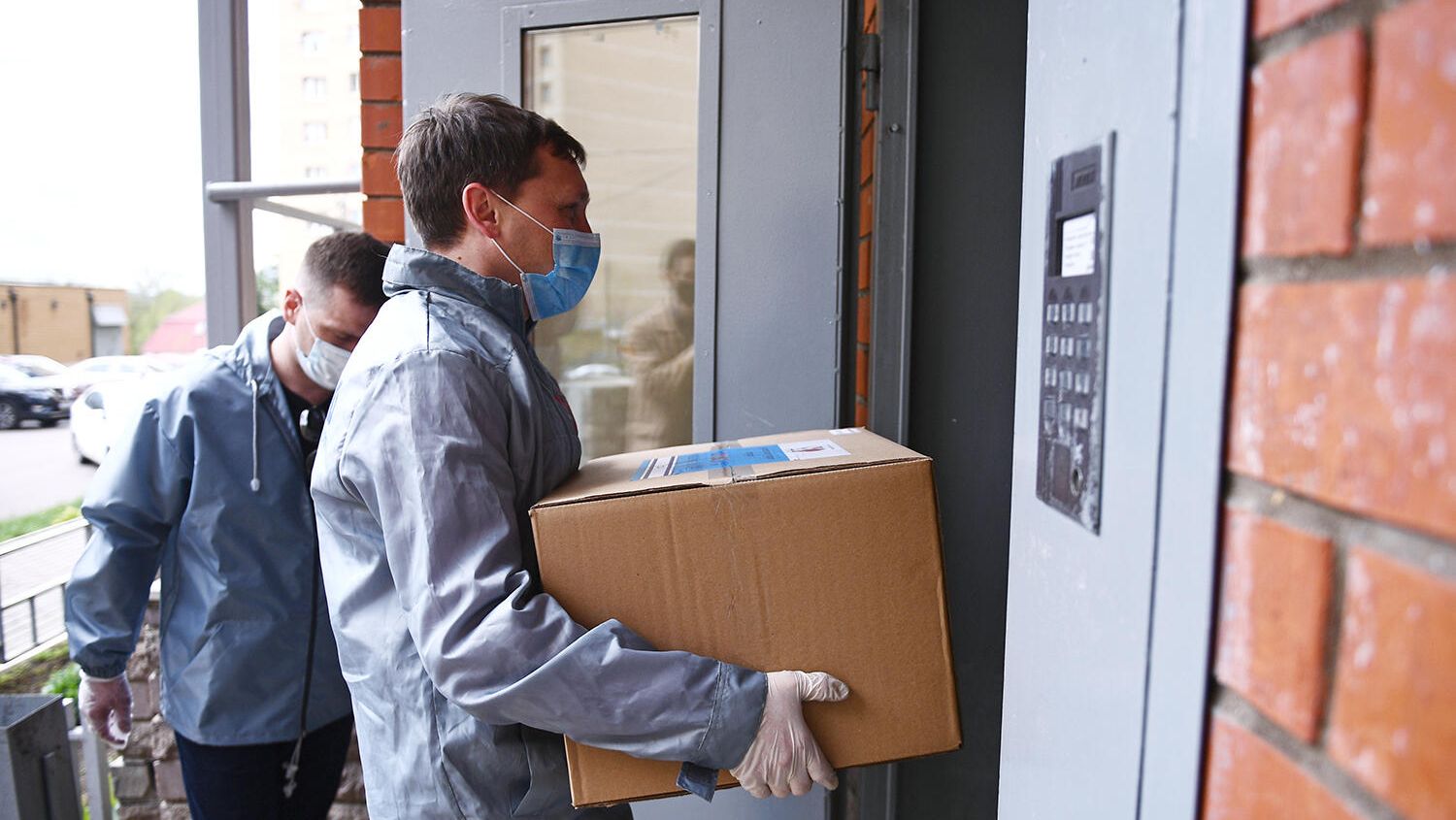 Волонтеры акции Мы вместе во время доставки продуктовых наборов Волонтеры акции Мы вместе во время доставки продуктовых наборов - РИА Новости, 1920, 30.12.2020