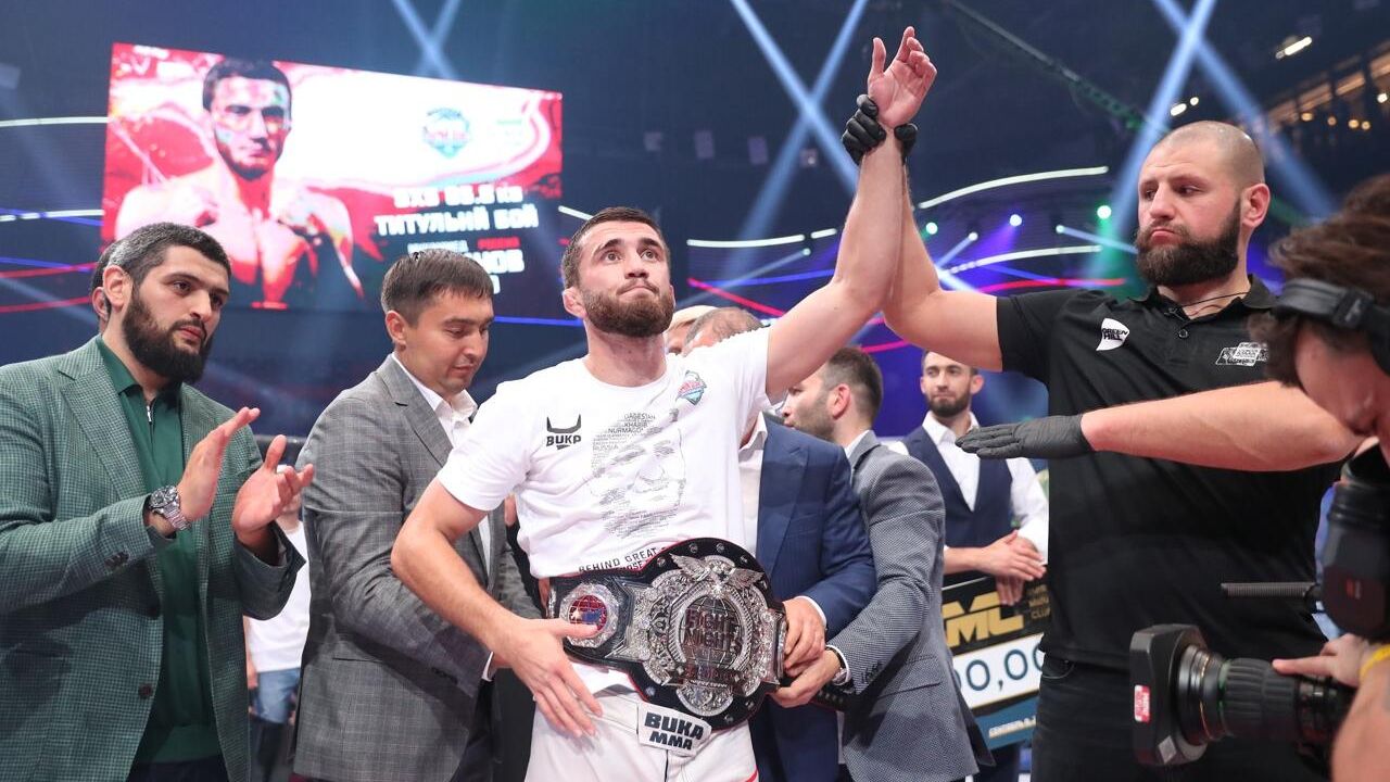 Мухаммед Эминов с чемпионским поясом AMC Fight Nights Global - РИА Новости, 1920, 25.12.2020