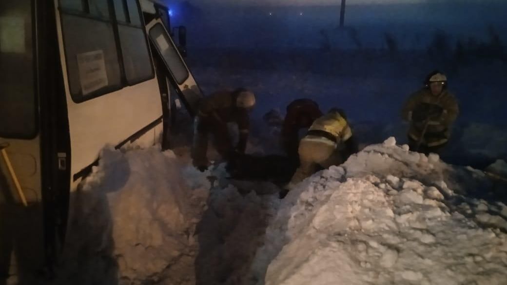 В результате столкновения на трассе в Черепановском районе Новосибирской области рейсового автобуса и грузовика погиб один человек, семеро пострадали В результате столкновения на трассе в Черепановском районе Новосибирской области рейсового автобуса и грузовика погиб один человек, семеро пострадали - РИА Новости, 1920, 26.12.2020