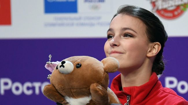 Анна Щербакова после выступления с произвольной программой в женском одиночном катании на чемпионате России по фигурному катанию в Челябинске.