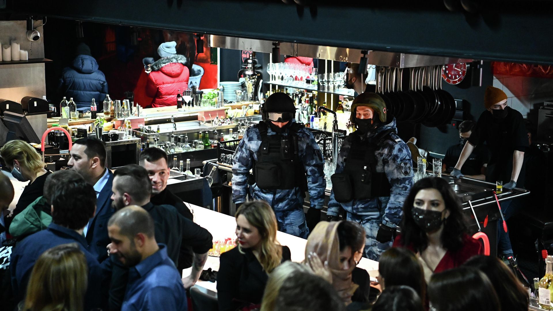 Сотрудники правоохранительных органов во время рейда по выявлению нарушений санитарно-эпидемиологических ограничений в клубе Balagan в Москве Сотрудники правоохранительных органов во время рейда по выявлению нарушений санитарно-эпидемиологических ограничений в клубе Balagan в Москве - РИА Новости, 1920, 27.12.2020