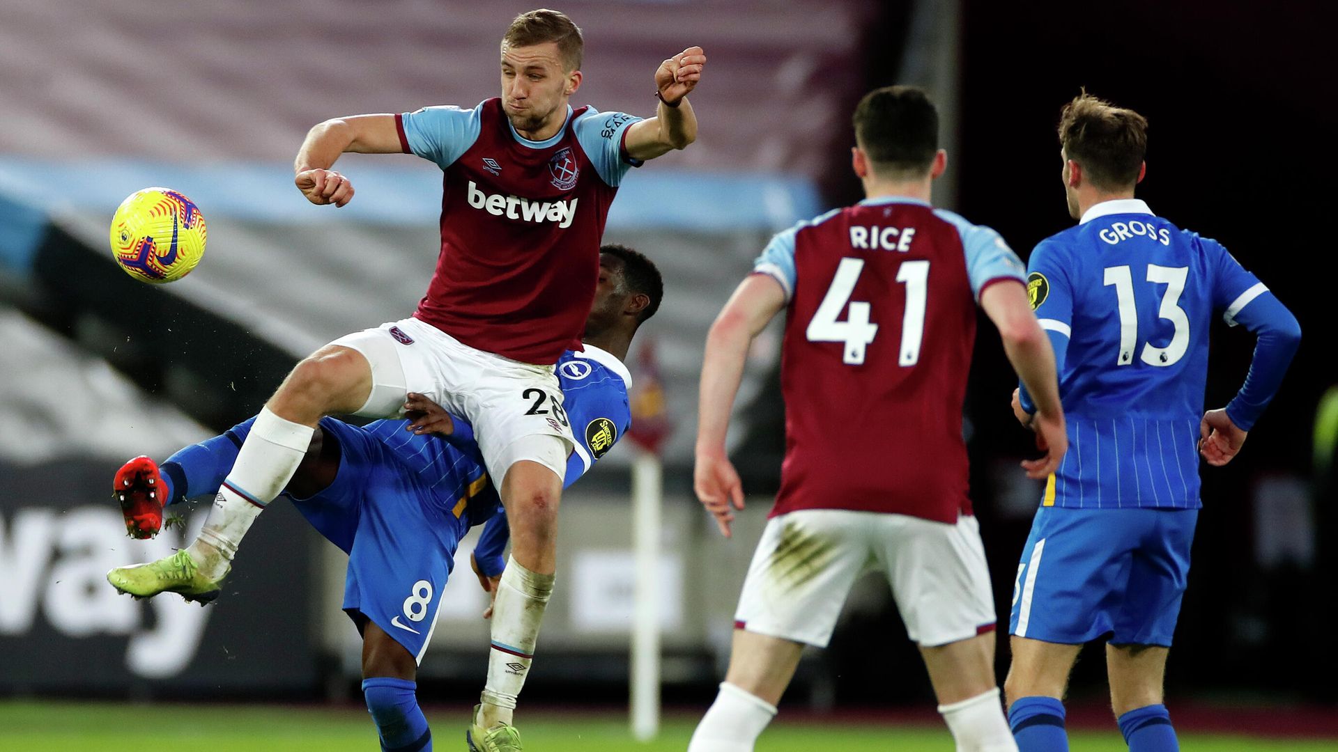 West Ham United's Czech midfielder Tomas Soucek (L) vies with Brighton's Ivorian midfielder Yves Bissouma (2nd L) during the English Premier League football match between West Ham United and Brighton and Hove Albion at The London Stadium, in east London on December 27, 2020. - The game finished 2-2. (Photo by PAUL CHILDS / POOL / AFP) / RESTRICTED TO EDITORIAL USE. No use with unauthorized audio, video, data, fixture lists, club/league logos or 'live' services. Online in-match use limited to 120 images. An additional 40 images may be used in extra time. No video emulation. Social media in-match use limited to 120 images. An additional 40 images may be used in extra time. No use in betting publications, games or single club/league/player publications. / West Ham United's Czech midfielder Tomas Soucek (L) vies with Brighton's Ivorian midfielder Yves Bissouma (2nd L) during the English Premier League football match between West Ham United and Brighton and Hove Albion at The London Stadium, in east London on December 27, 2020. - The game finished 2-2. (Photo by PAUL CHILDS / POOL / AFP) / RESTRICTED TO EDITORIAL USE. No use with unauthorized audio, video, data, fixture lists, club/league logos or 'live' services. Online in-match use limited to 120 images. An additional 40 images may be used in extra time. No video emulation. Social media in-match use limited to 120 images. An additional 40 images may be used in extra time. No use in betting publications, games or single club/league/player publications. / - РИА Новости, 1920, 27.12.2020