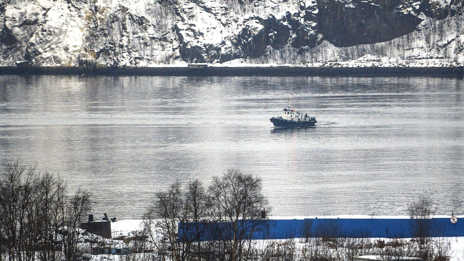 Катер в Мурманском морском торговом порту Катер в Мурманском морском торговом порту - РИА Новости, 1920, 01.01.2021