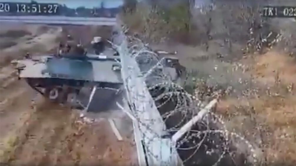 Боевая машина пехоты (БМП-3) снесла бетонный забор в аэропорту Волгограда. Кадр записи камеры видеонаблюдения Боевая машина пехоты (БМП-3) снесла бетонный забор в аэропорту Волгограда. Кадр записи камеры видеонаблюдения - РИА Новости, 1920, 28.12.2020