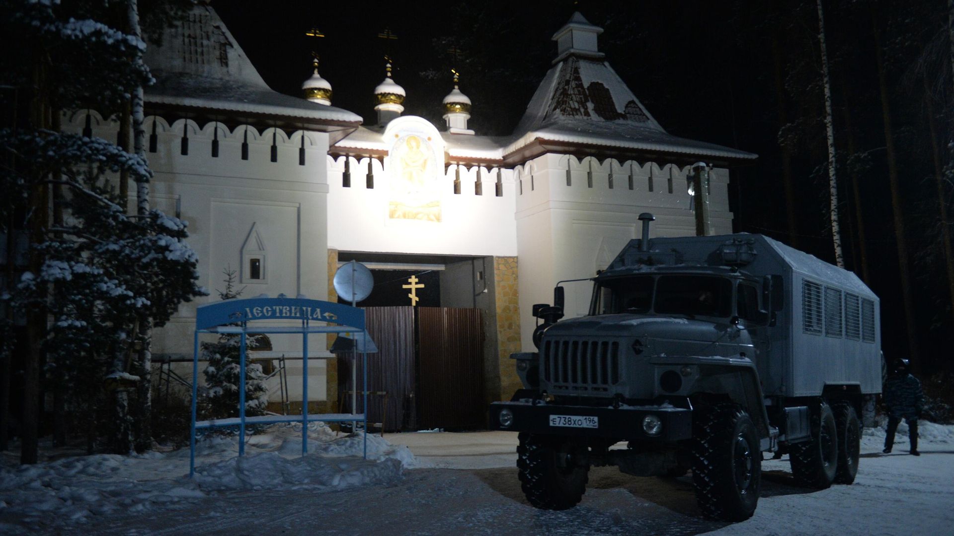 Автомобиль правоохранительных органов на территории Среднеуральского женского монастыря в Свердловской области Автомобиль правоохранительных органов на территории Среднеуральского женского монастыря в Свердловской области - РИА Новости, 1920, 29.12.2020