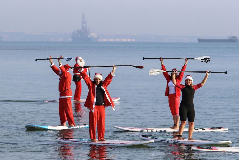 Сапсёрферы в костюмах Санта-Клауса в Ларнаке, Кипр Сапсёрферы в костюмах Санта-Клауса в Ларнаке, Кипр