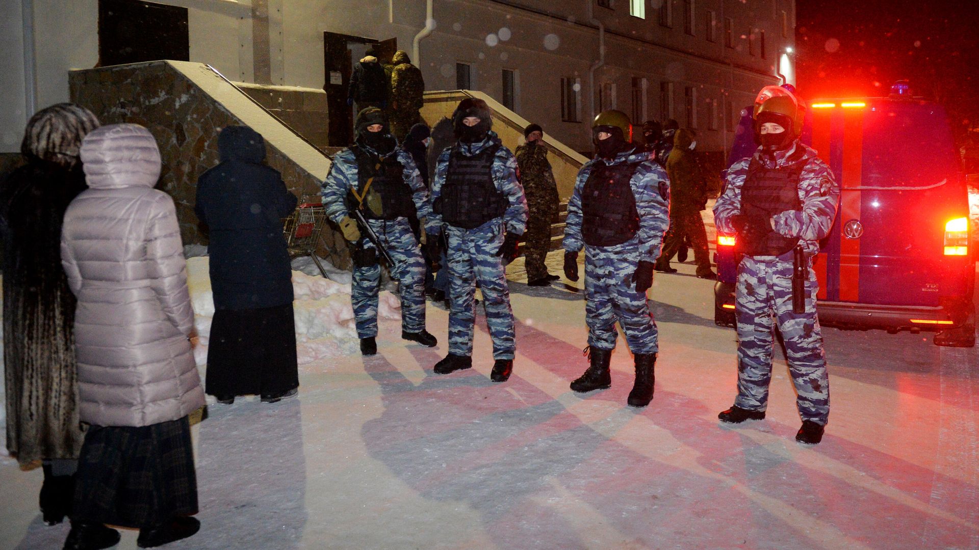 Сотрудники правоохранительных органов на территории Среднеуральского женского монастыря в Свердловской области Сотрудники правоохранительных органов на территории Среднеуральского женского монастыря в Свердловской области - РИА Новости, 1920, 29.12.2020