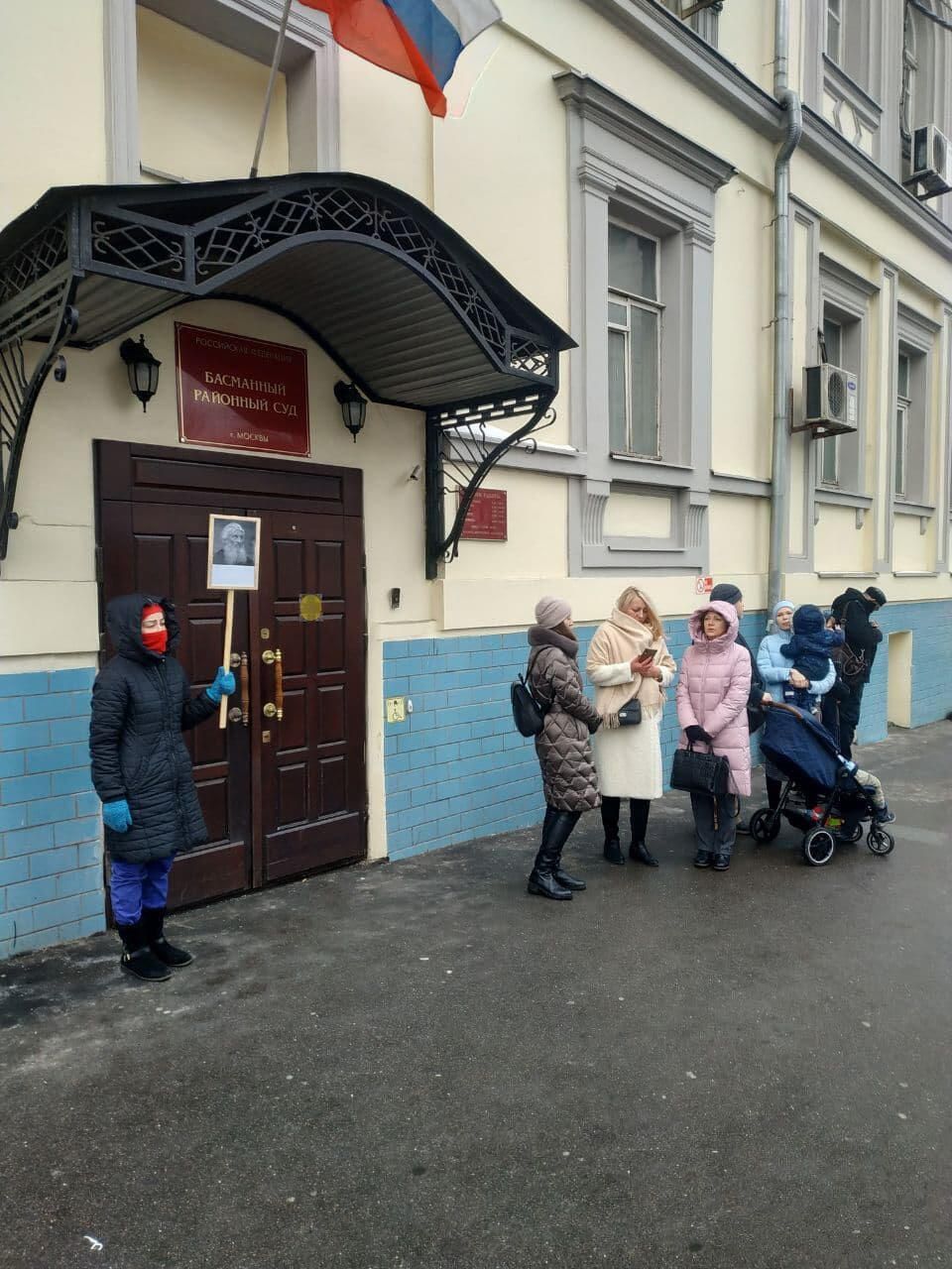 Сторонники бывшего схимонаха Сергия (Романова) у здания Басманного суда в Москве Сторонники бывшего схимонаха Сергия (Романова) у здания Басманного суда в Москве - РИА Новости, 1920, 29.12.2020