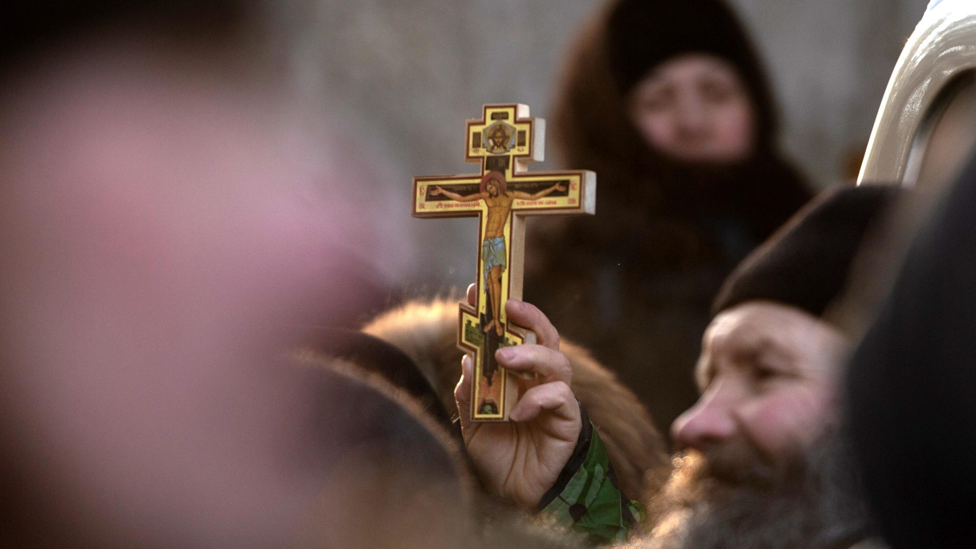 Сторонники бывшего схимонаха Сергия у ворот Среднеуральского женского монастыря в Свердловской области Сторонники бывшего схимонаха Сергия у ворот Среднеуральского женского монастыря в Свердловской области - РИА Новости, 1920, 10.02.2021