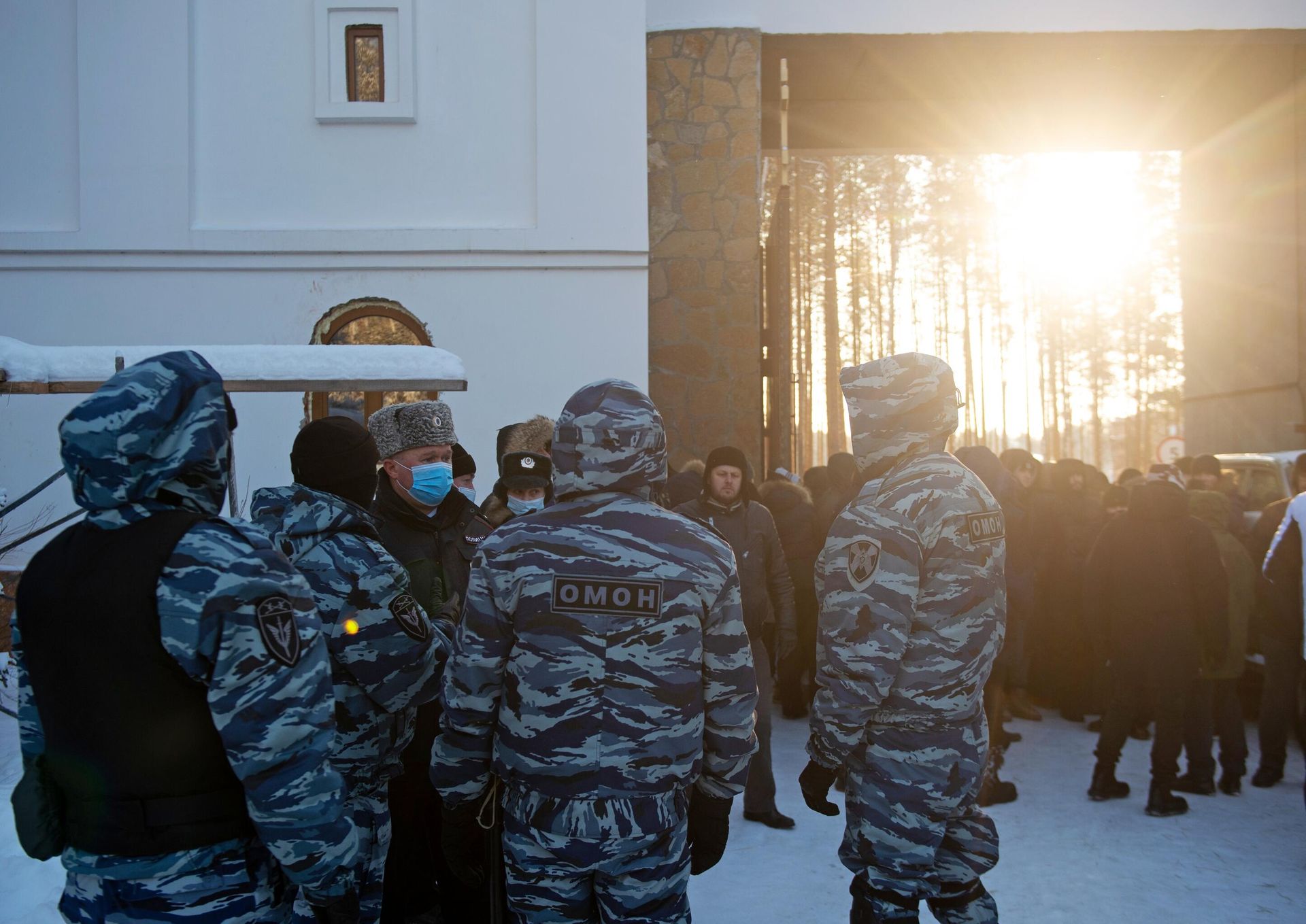 Сотрудники ОМОНа у ворот Среднеуральского женского монастыря в Свердловской области Сотрудники ОМОНа у ворот Среднеуральского женского монастыря в Свердловской области - РИА Новости, 1920, 30.03.2021